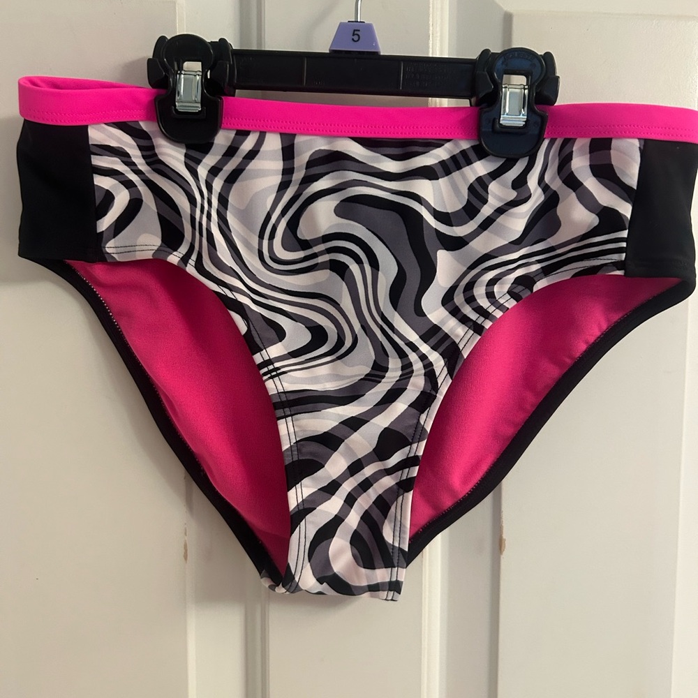 NWOT-Girls ZeroXposur Black And White Swirl Design Bikini Bottoms